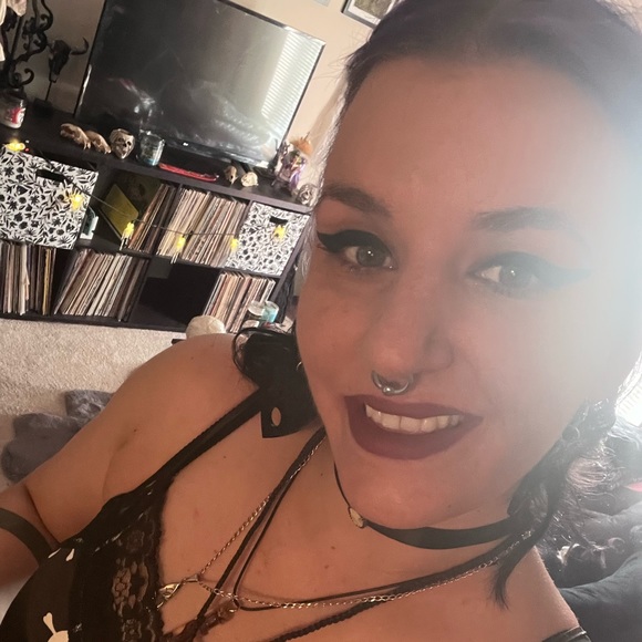 Meet your Posher, Ally - Picture 2 of 6